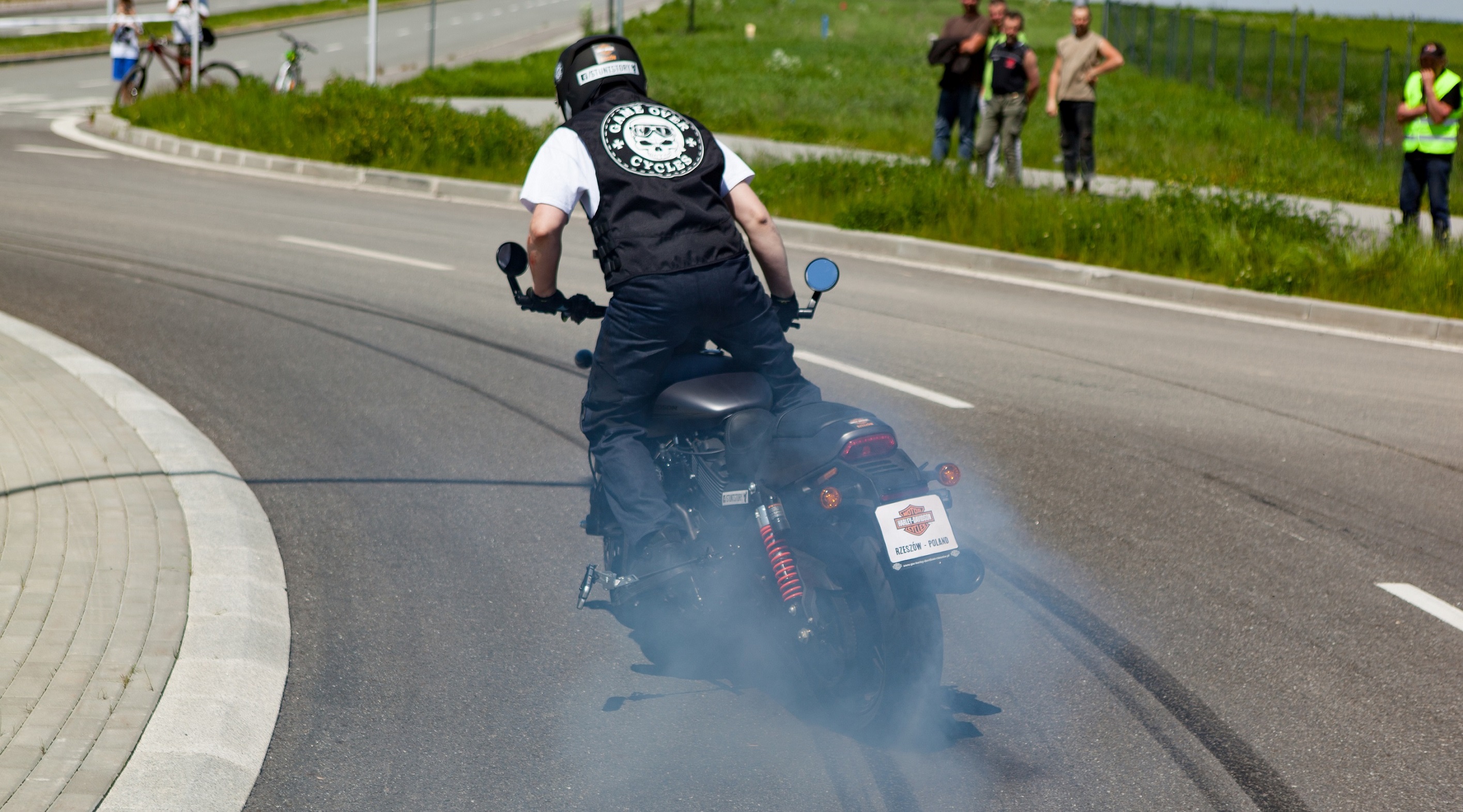 World Record For Longest Motorcycle Burnout Achieved On Avon Tyre